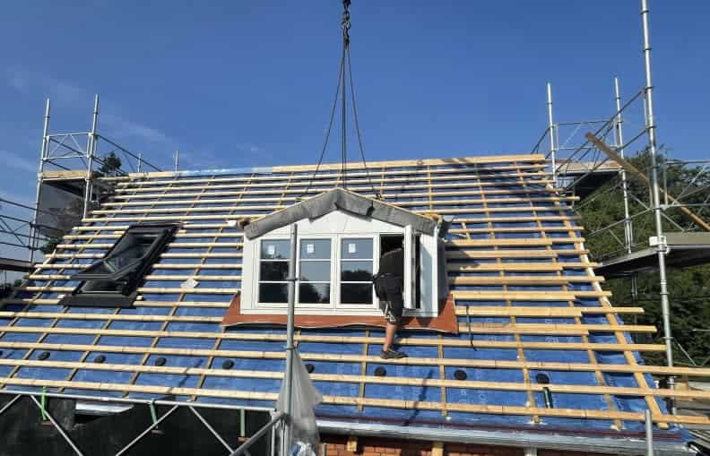 nyt tag og vindue under opførelse