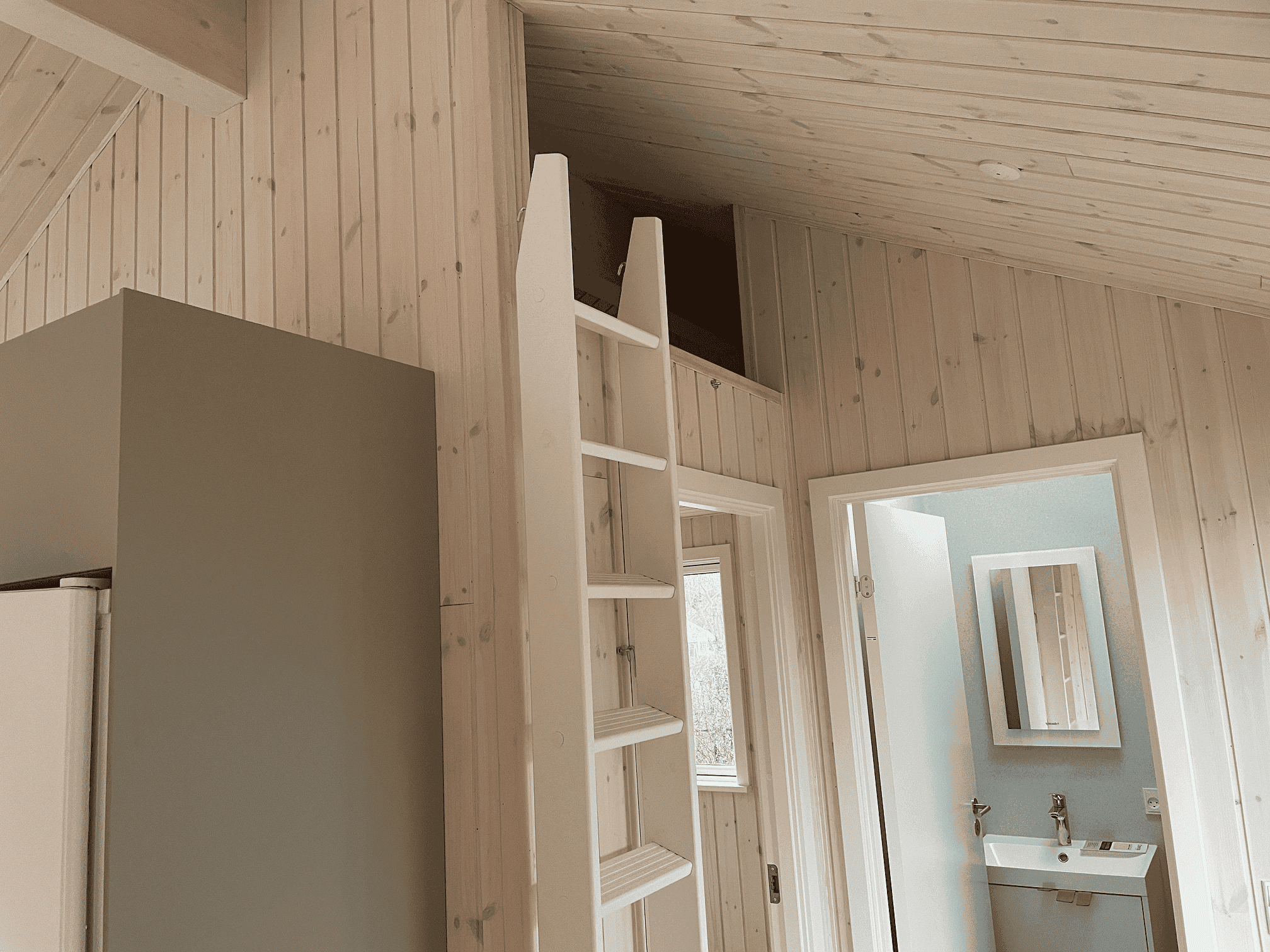 hems med trætrappe i nyopført fritidshus