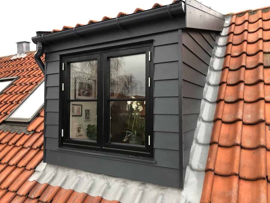 Sort vinduesramme til tagvindue med dobbeltdøre.