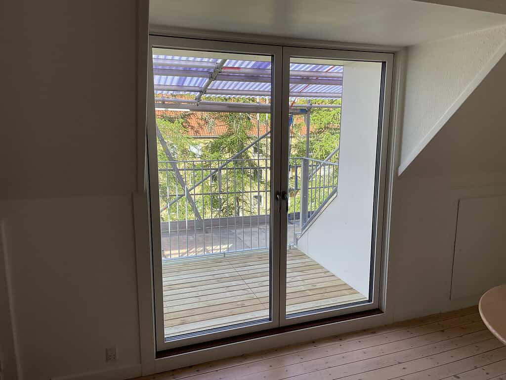 store altanvinduer i lejlighed færdigmonteret