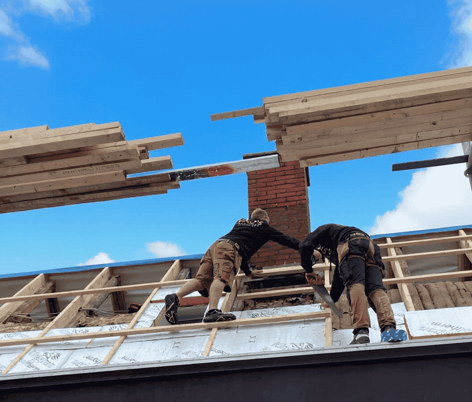 to tømrere bygger nyt tag