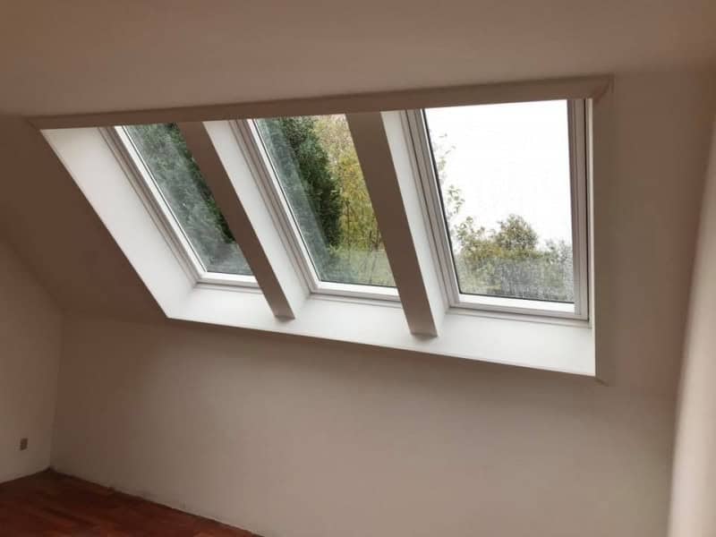 nye skråvinduer på værelse
