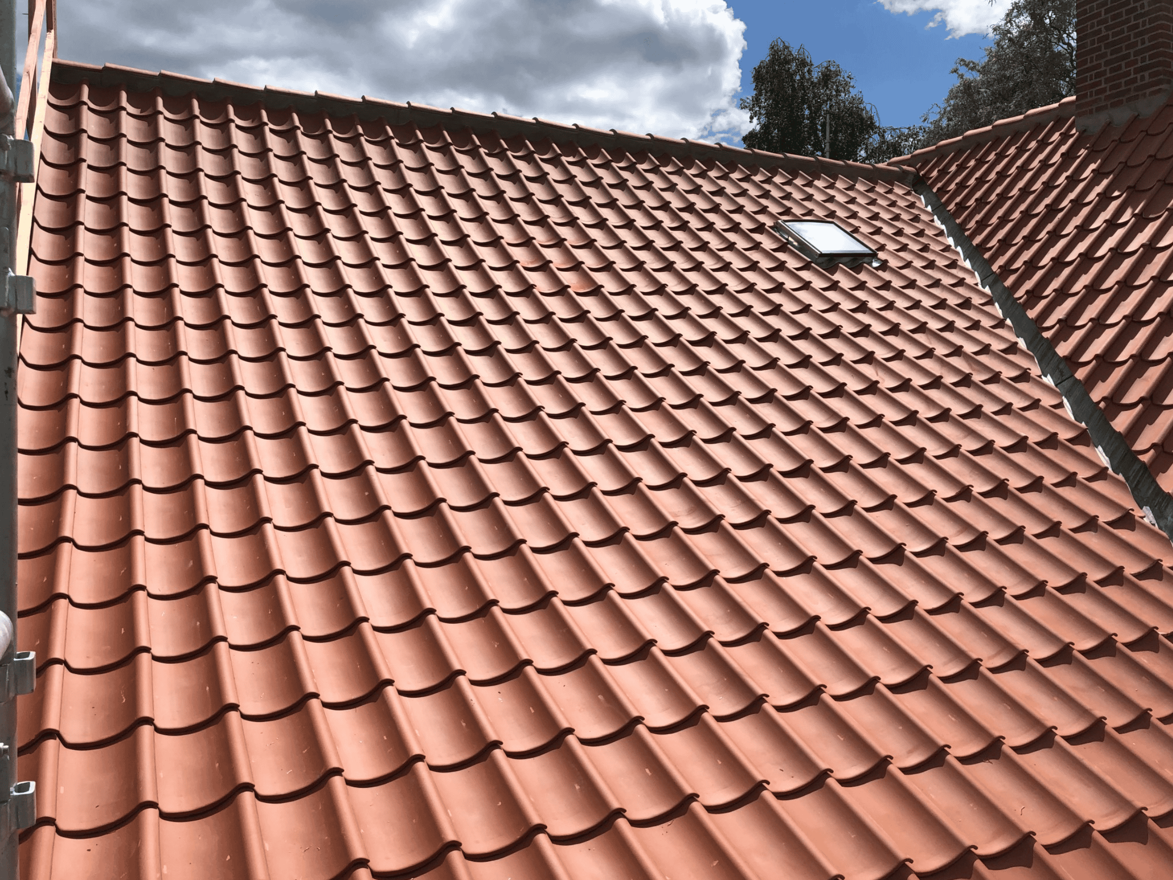 tag i rød tegl færdigbygget