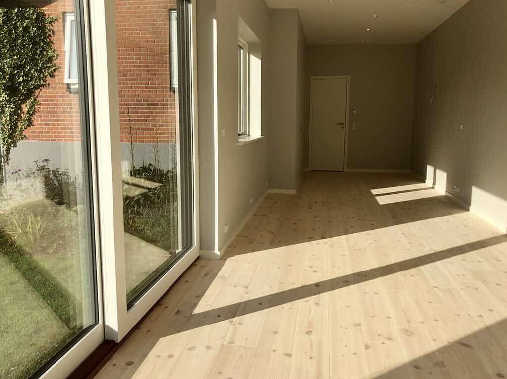 ny tilbygning til parcel set indefra med trægulv og store terrassevinduer