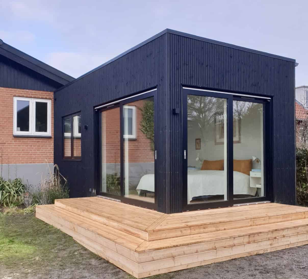 tilbygning med træterasse